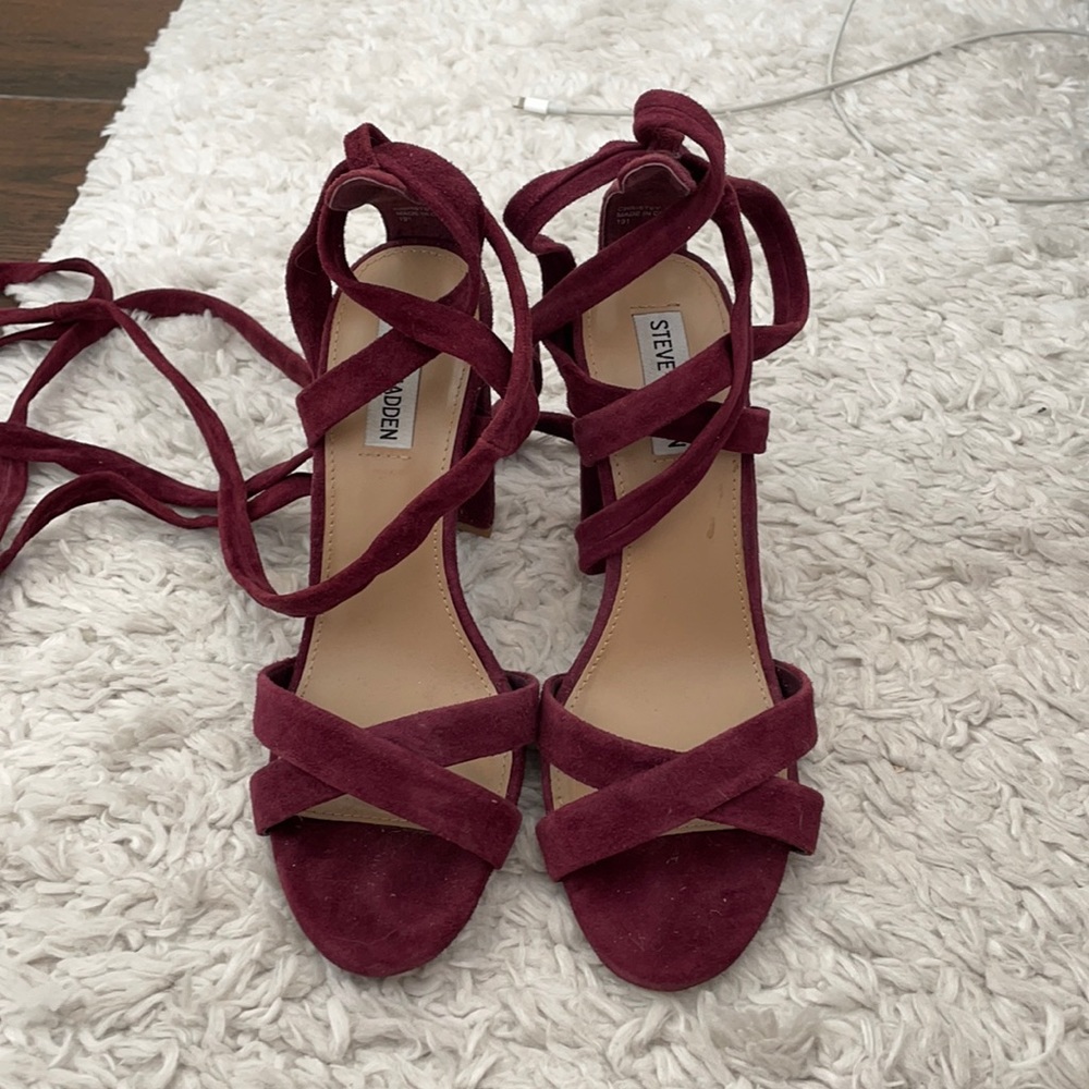 Size 8.5 Steve Madden tie up heels